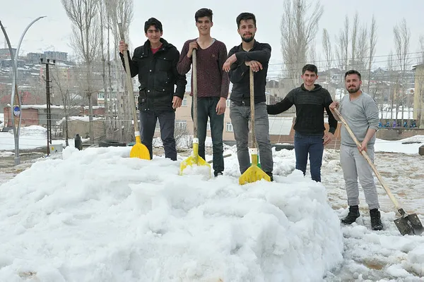 Nisan ayında vatandaşların kar mesaisi - 1