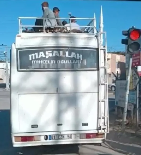 adanada-minibusun-tavaninda-yolculuk-gorenleri-saskina-cevirdi-1666853488293.jpg