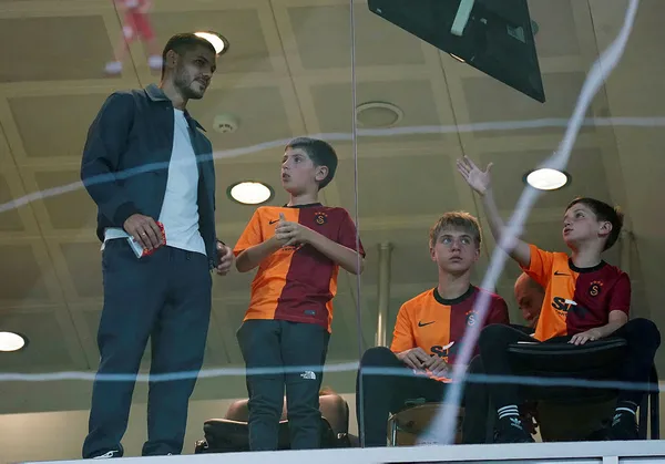 Galatasaray’ın yeni starları Mauro Icardi ve Juan Mata Kasımpaşa maçını tribünden takip etti! Heyecanlı tavırları dikkat çekti