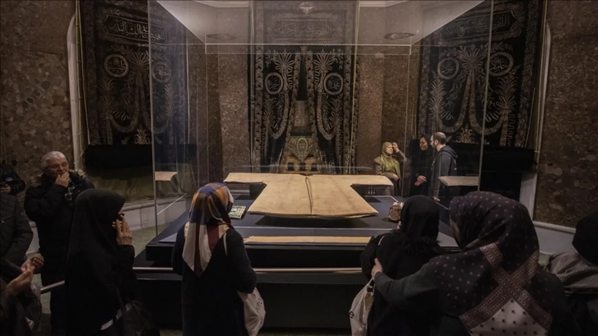 Peygamber aşkının nişanesi: Hırka-i Şerif kapılarını ziyaretçilerine açtı