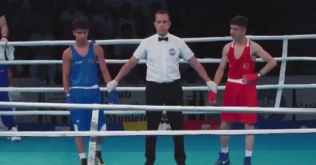 Avrupa Gençler Boks Şampiyonası'nda 'İki Devlet Tek Millet' duygusu! Azerbaycanlı sporcu Türk rakibinin formasındaki Türk bayrağını öptü