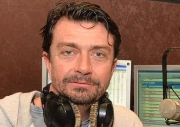 Ünlü radyo programcısı evinde ölü bulundu
