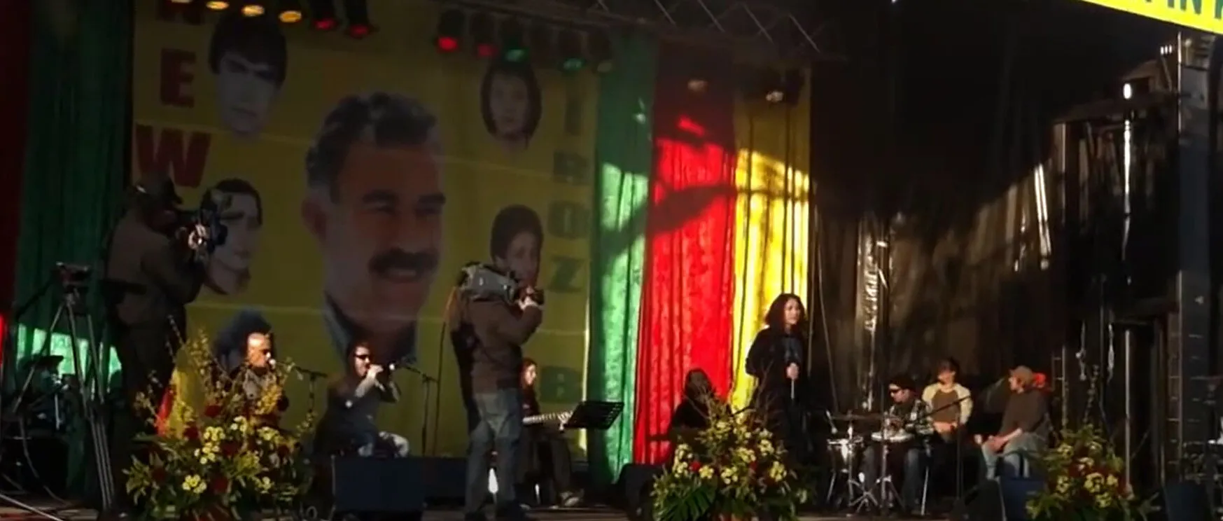 HDP’nin yoldaşı Kemal Kılıçdaroğlu PKK elebaşı Öcalan posteri önünde konser veren Aynur Doğan’a kol kanat gerdi
