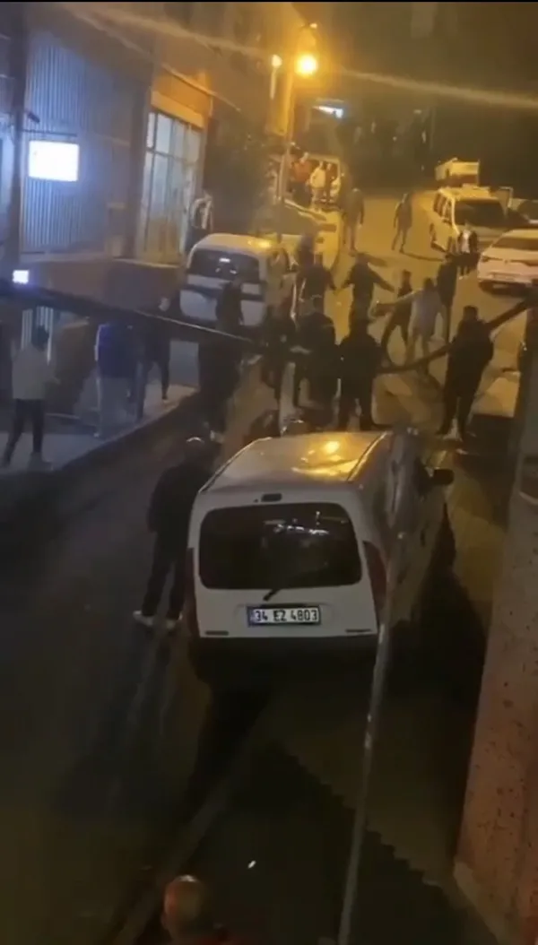 1666770382483.jpg İstanbul’da sokak ortasında birbirlerine girdiler! Kasklı sopalı kavga kamerada - 3
