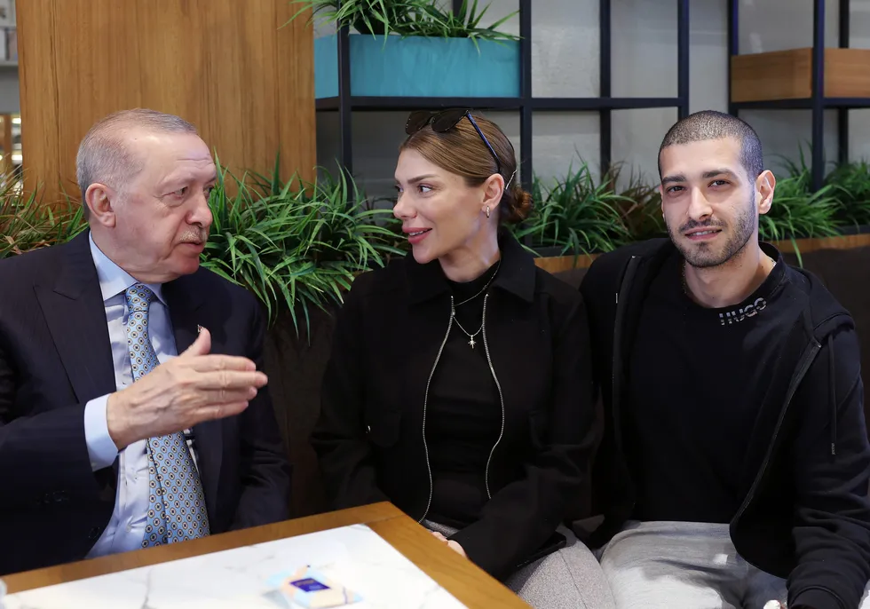 baskan-erdogan-beyoglunda-bir-kafede-vatandaslarla-sohbet-etti-1777129981612.jpg (Foto: AA)