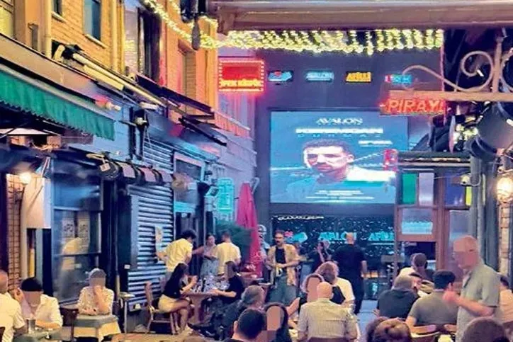 Yıllarca "Atatürk" adıyla duyar kasan Müjdat Gezen 120 milyonu görünce büstünü bile demirbaş diye kulübe sattı! - 3