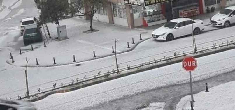 Maganav’ta dolu yağışı! İlçe beyaza boyandı