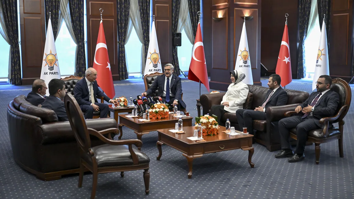 Üç Bayram Sonra Gelen Görüşme: Siyasi Partiler Bayramlaştı