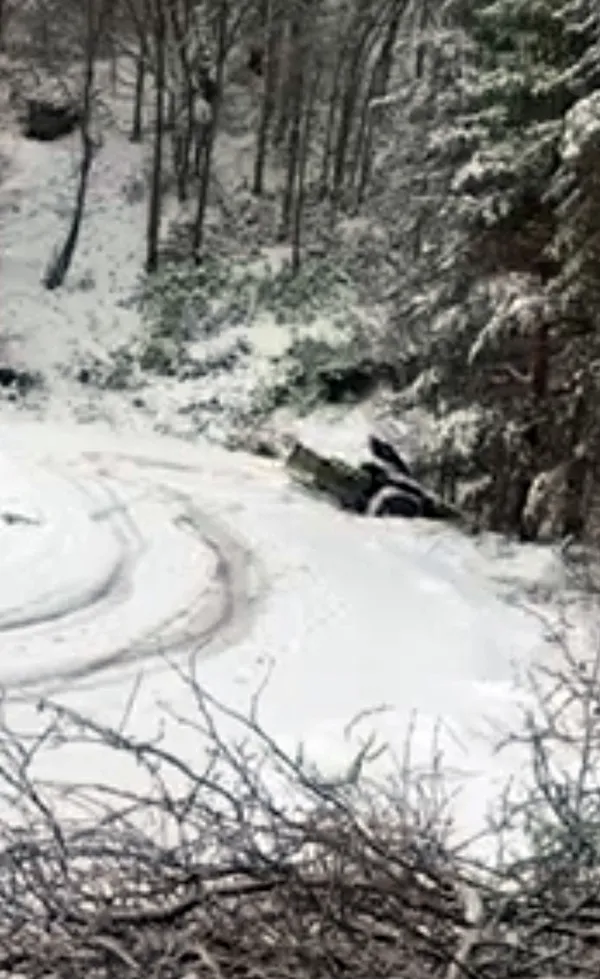 sakaryada-traktoruyle-karli-yolda-drift-yapmaya-kalkisan-adam-olumden-dondu-o-anlar-kamerada-1647845554831.jpg