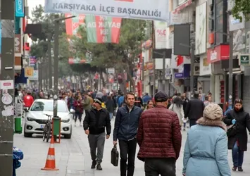 İzmirliler koronavirüse rağmen sokakları boş bırakmadı