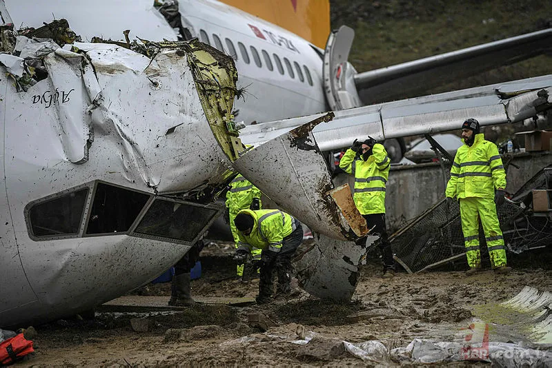Son dakika: Pegasus uçağının enkaz kaldırma çalışmaları sürüyor 2