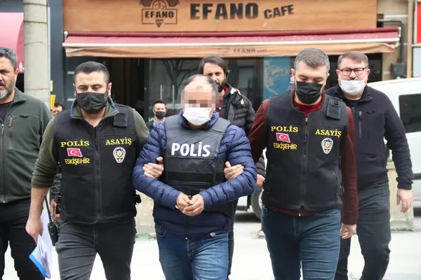 eskisehirde-kan-donduran-goruntuler-8-yillik-husumet-cinayetle-bitti-1669795939716.jpg Eskişehir’de kan donduran görüntüler! 8 yıllık husumet cinayetle bitti - 5