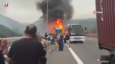 Otoyolda otobüs alev alev yandı