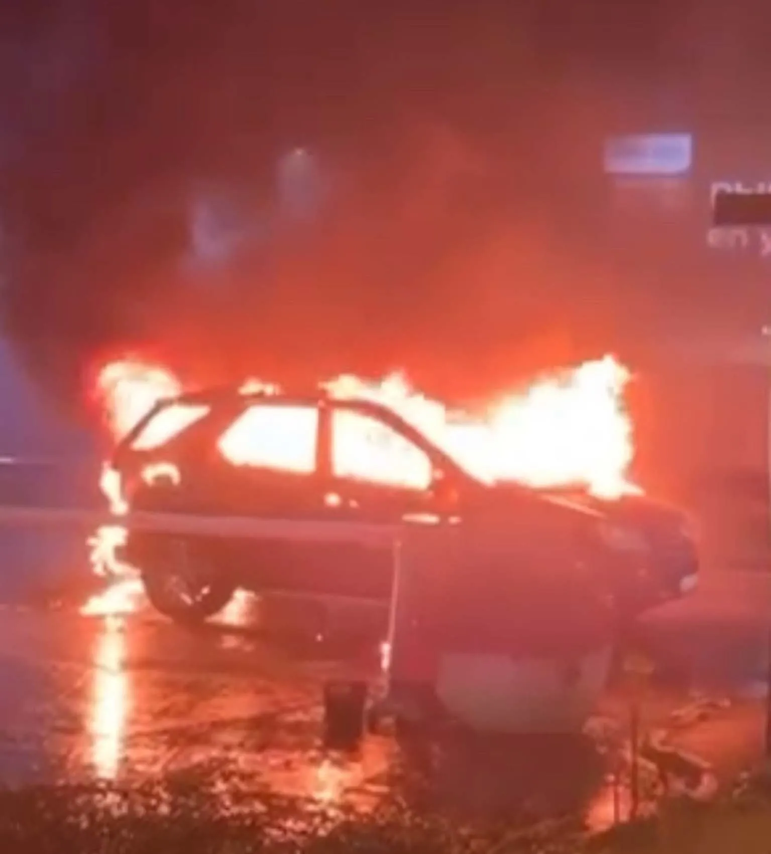 Beşiktaş Etiler’de korkutan anlar! Otomobil alevlere teslim oldu