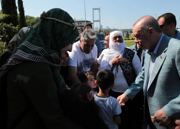 Başkan Erdoğan, 15 Temmuz Şehitler Makamı’nda vatandaşlarla sohbet ederek fotoğraf çektirdi