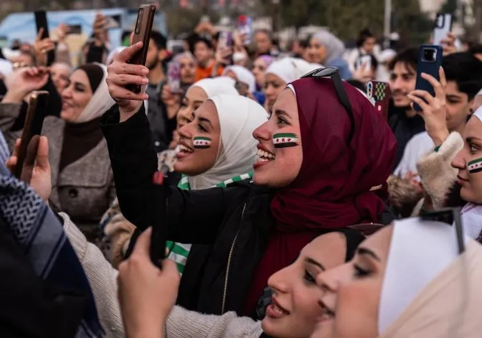 suriyeli-lider-seradan-abdye-net-mesaj-ulkemde-uygulanan-yaptirimlari-kaldirin-1734808907982.jpeg Suriyeli lider Şera'dan ABD'ye net mesaj! "Ülkemde uygulanan yaptırımları kaldırın" - 1
