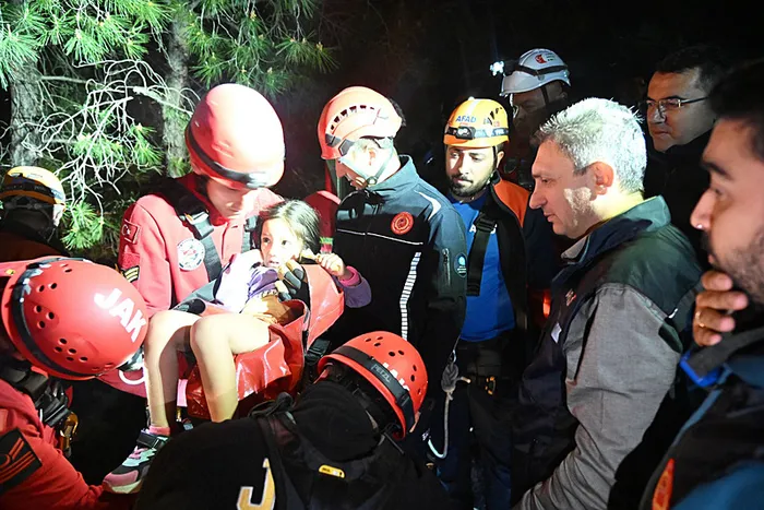 antalyada-dehset-dolu-anlar-teleferik-kabini-dustu-olu-ve-yaralilar-var-baskan-erdogan-yakin-takipte-tum-yonle-1712977993079.jpeg Antalya'da dehşet dolu anlar: Teleferik kabini düştü | Kurtarma operasyonu tamam! 184 vatandaş tahliye edildi - 8