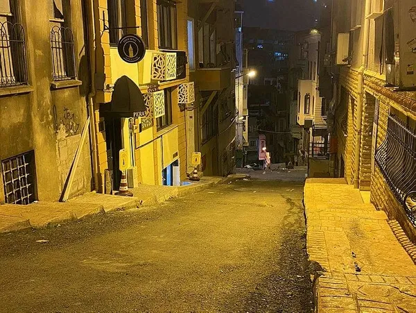 beyoglunda-kan-donduran-cinayette-yeni-goruntuler-motosikletli-gencin-onunu-kesip-kursun-yagdirmislardi-1685195551031.jpeg Beyoğlu'nda kan donduran cinayette yeni görüntüler! Motosikletli gencin önünü kesip kurşun yağdırmışlardı - 2