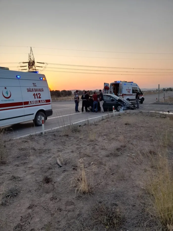 Son dakika: Sivas'ta TIR ile otomobil çarpıştı! Yaralılar var - 1