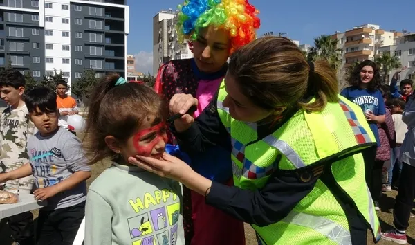 1678366213920.jpg Asrın felaketinin yaraları sarılıyor! Jandarma depremzede çocukların yanında - 4