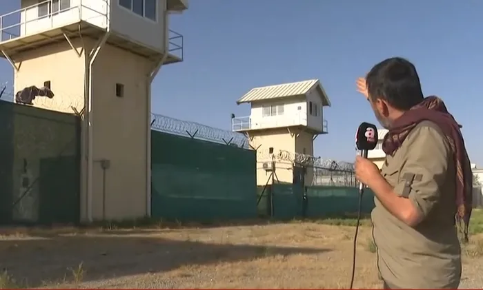 abd-afganistani-yeniden-isgal-mi-edecek-a-haber-cianin-iskence-merkezini-goruntulemisti-1758564546432.jpg A News Yayın Koordinatörü Orhan Sali, Bargam cezaevini görüntüledi (Ekran görüntüsü)