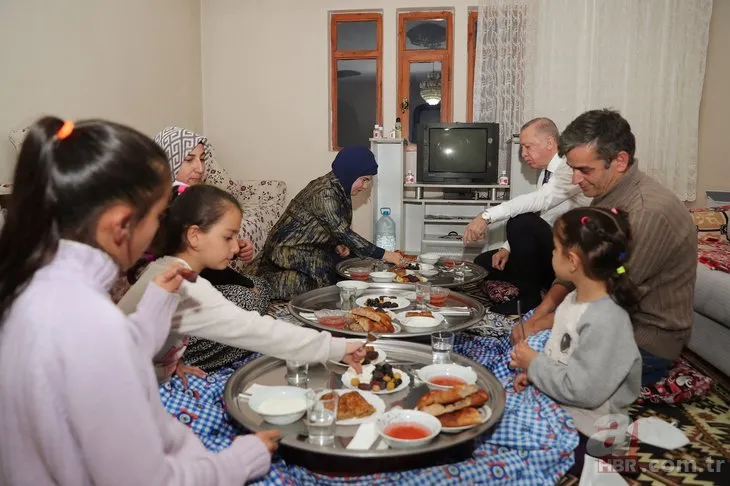 Başkan Recep Tayyip Erdoğan ve eşi Emine Erdoğan bir vatandaşın evinde iftar yaptı