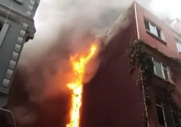 Beyoğlu'nda 5 katlı binada yangın