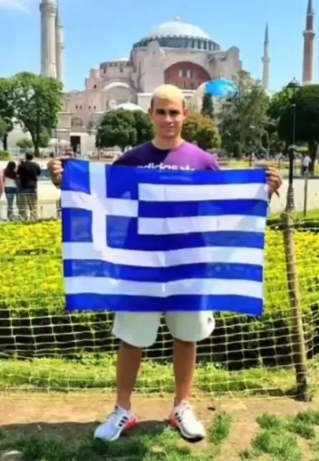 Yunan vatandaştan Ayasofya Camii önünde büyük provokasyon! Emniyet harekete geçti! Bir daha Türkiye’ye giremeyecek