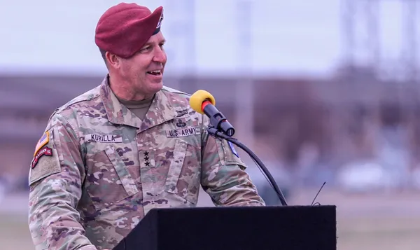 Terörist elebaşı Mazlum Kobani ile fotoğrafı olan ABD’li komutandan skandal Türkiye açıklaması! Engellemeliyiz