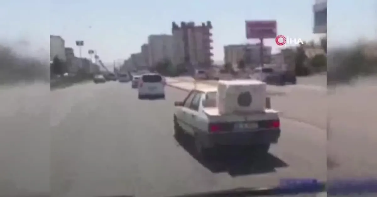 Trafikte görenler hayrete düştü! Otomobilin üzerinde çamaşır makinesi taşıdı