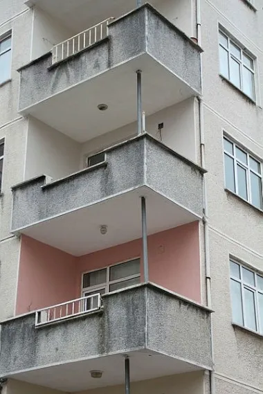 Rize'nin 'Pisa' kulelerinde tehlikeli yaşam! Yan yatan evlerde ucuz kiraya oturuyorlar - 3