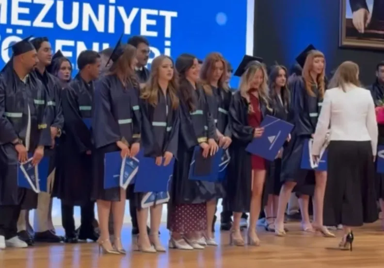 1783578639948.jpeg Yeditepe Üniversitesi'nde pankart skandalı! Ayetin önüne kapattılar - 2