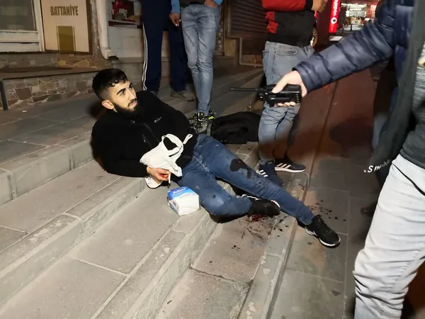 1637478062901.jpg Dört yerinden bıçaklanan genç: 'Dikişten çok korkarım ölmek istiyorum' - 4