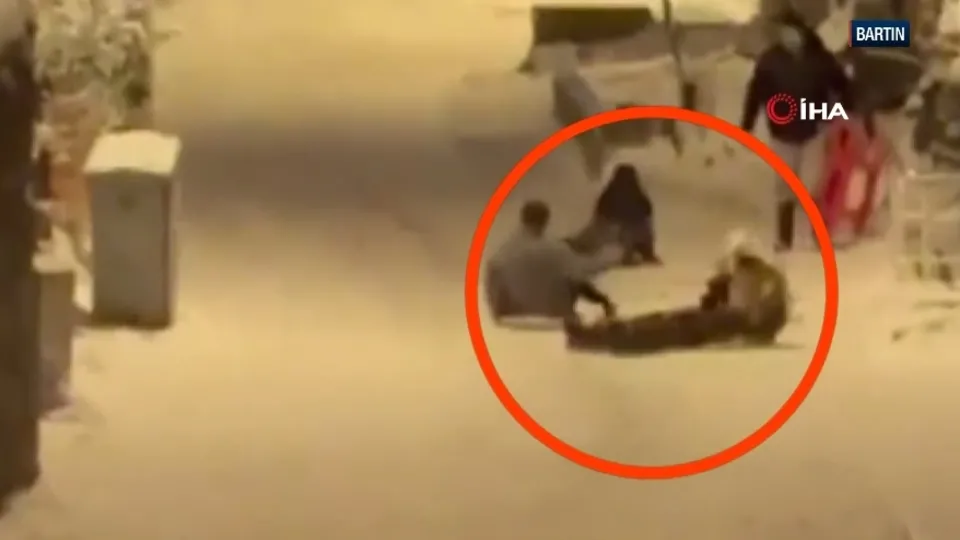 Tepsiyle kayan genç canından oluyordu!