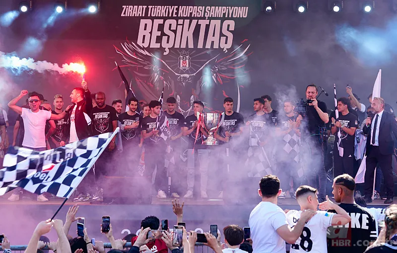 Beşiktaş Türkiye Kupası şampiyonluğunu taraftarıyla kutladı! Sahile akın ettiler... 6