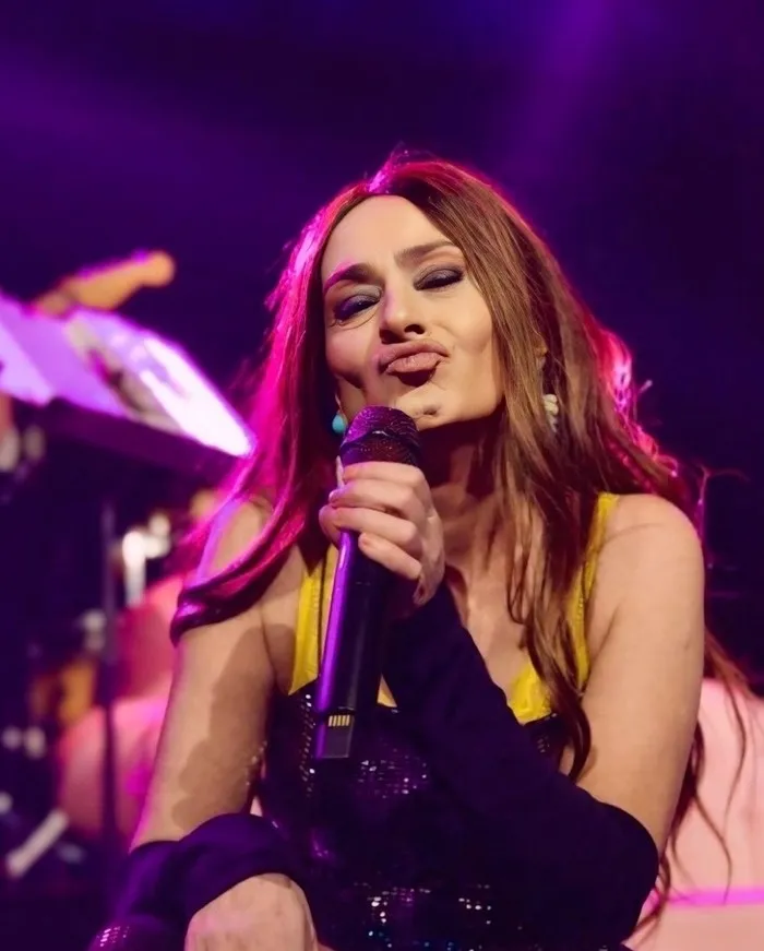 yildiz-tilbenin-alacati-konserindeki-dansi-sosyal-medyada-gundem-oldu-1783767212904.jpg Yıldız Tilbe'den Alaçatı'da coşku dolu konser - 2