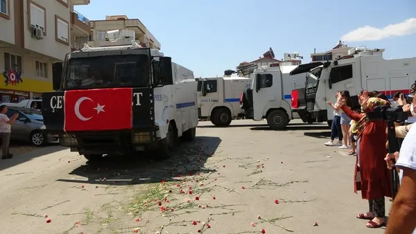 Antalya’da görevli TOMA’lar çiçekler ve alkışlarla uğurlandı