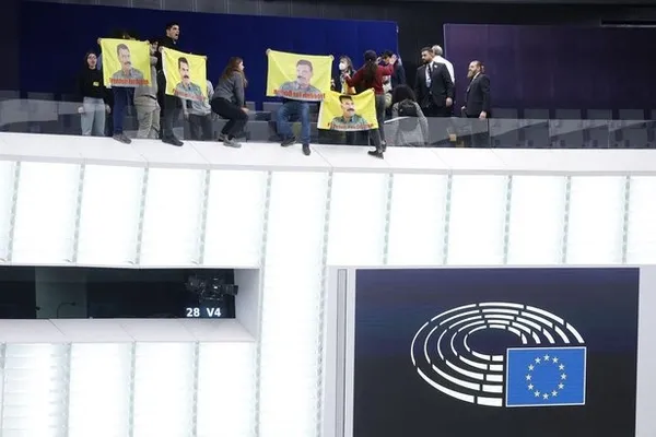 1676494742036.jpg Bebek katili terörist başı Abdullah Öcalan'ın paçavrası Avrupa Parlamentosu binasında! Alçak girişim... - 2