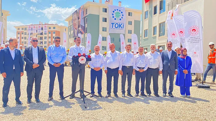 devlet-deprem-bolgesinde-yaralari-sariyor-bakan-murat-kurum-adiyamanda-her-ay-25-30-bin-konut-teslim-edecegiz-1720789791548.jpg Devlet deprem bölgesinde yaraları sarıyor! Bakan Murat Kurum: Adıyaman'da her ay 25-30 bin konut teslim edeceğiz - 3