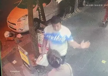 Yolda yürüyen kadını tokatladı! Olaya mahalleli müdahale etti