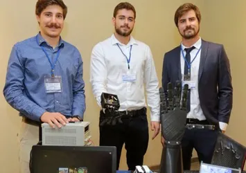 Öğrencilerden bomba imha edebilen robot