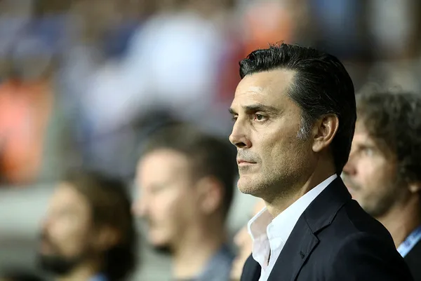 montella-sahaya-girip-balotellinin-uzerine-yurudu-adana-demirlisporlu-oyuncular-kavgayi-zor-ayirdi-1661633513459.jpg Montella sahaya girip Balotelli'nin üzerine yürüdü! Adana Demirlisporlu oyuncular kavgayı zor ayırdı - 4