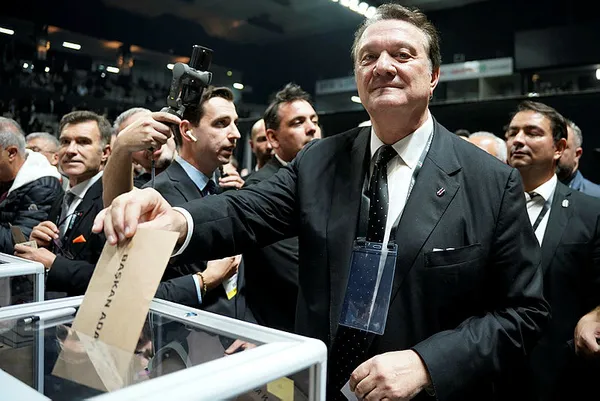 Beşiktaş 35. başkanını seçti! Yeni başkan Hasan Arat oldu! Büyük oy farkı...