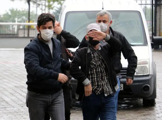 samsunda-kumar-oynarken-yakalandi-gazeteciye-soyledigi-agizlari-acik-birakti-1621259395921.jpg Samsun’da kumar oynarken yakalandı! Gazeteciye söylediği ağızları açık bıraktı - 1