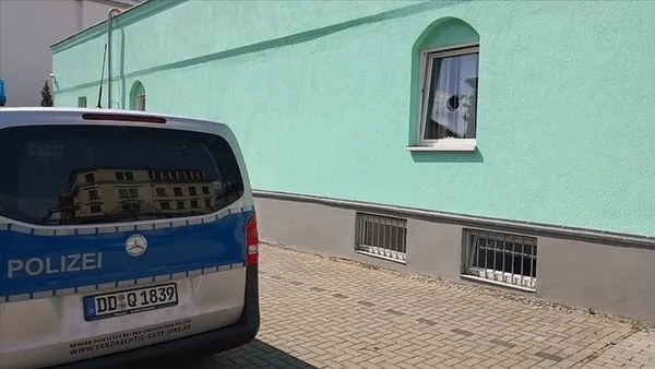 Tek dertleri İslam! Alçaklar 10 yaşındaki çocuğu bile hedef aldı! Avrupa'daki İslamofobi sınır tanımıyor - 2