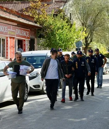 Eskişehir'de ATM'lere "papağan" tuzağa kuran şüpheliler yakalandı - 1