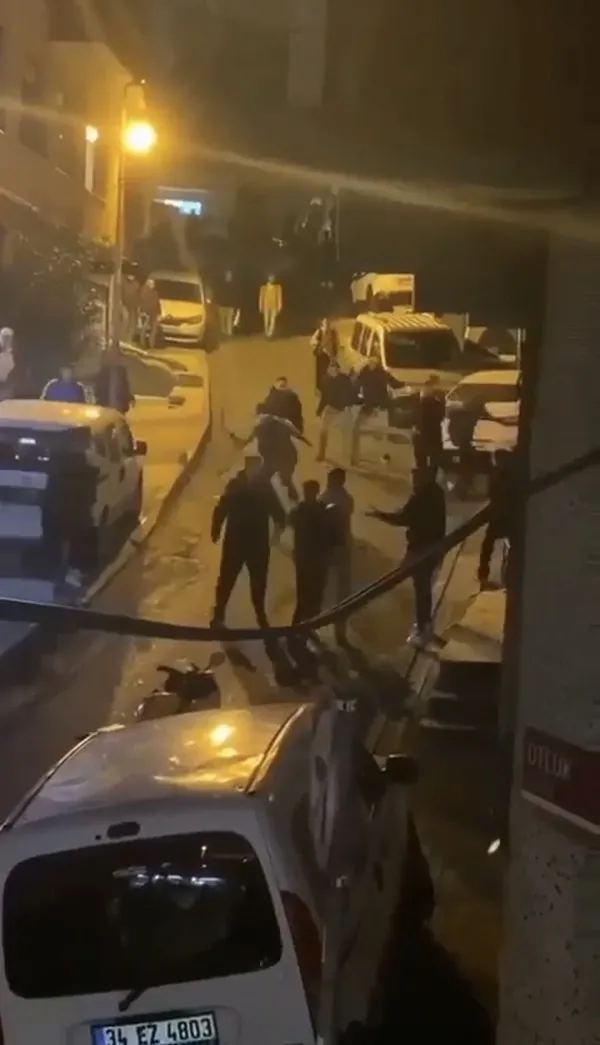 1666770380056.jpg İstanbul’da sokak ortasında birbirlerine girdiler! Kasklı sopalı kavga kamerada - 1