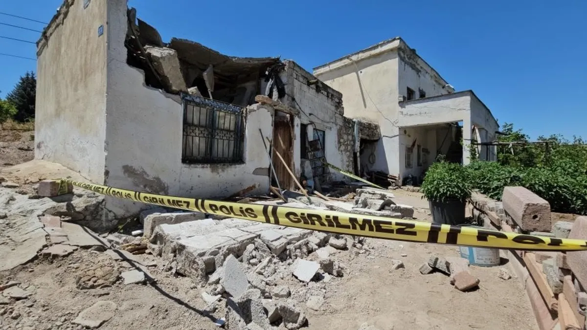 Evinin çatısı üzerine çöken yaşlı adam ağır yaralandı