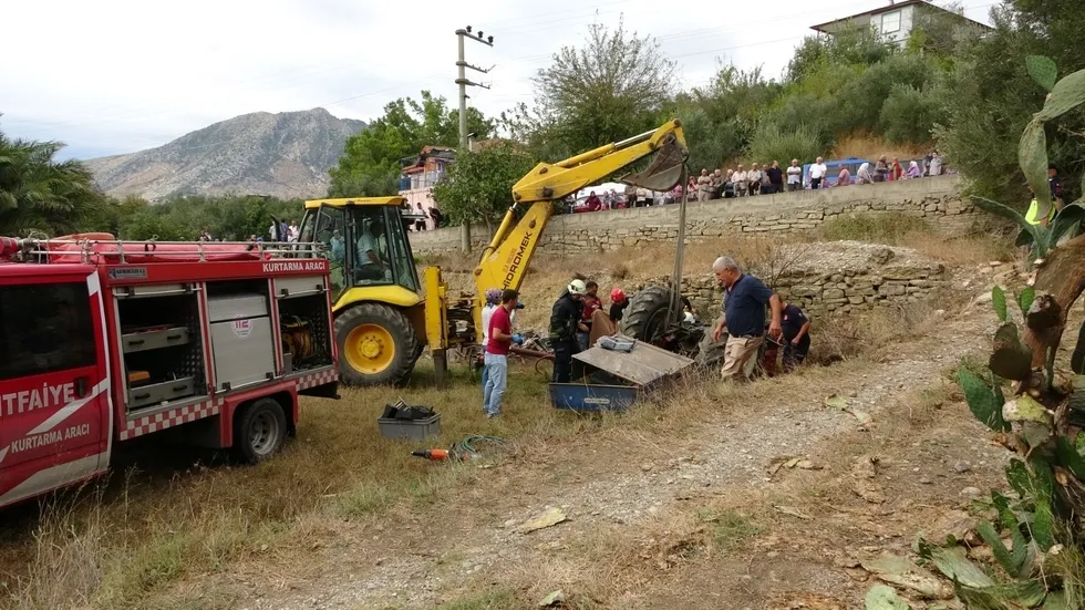 Devrilen traktör öğretmenin sonu oldu - 1
