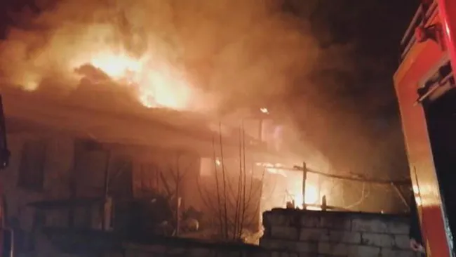 Amasya’da odunlukta çıkan yangın 2 eve sıçradı! Mahalleli sokağa döküldü - 1